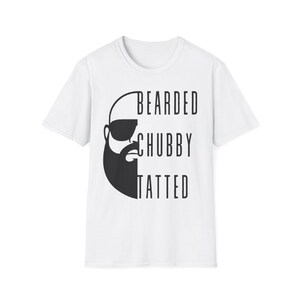 Puede incluir: Camiseta blanca con un gráfico negro de una cara barbuda con gafas de sol y las palabras "BEARDED CHUBBY TATTED" apiladas verticalmente. La camiseta tiene cuello redondo y mangas cortas.
