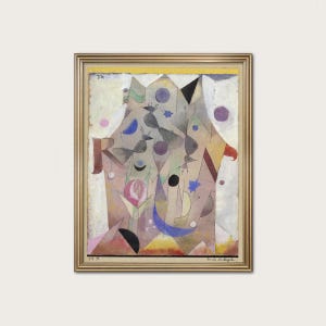 Puede incluir: Impresión artística abstracta enmarcada con un marco dorado. La obra presenta formas geométricas, incluyendo círculos, triángulos y estrellas, en tonos apagados de beige, gris y morado. También se ven una luna creciente y figuras de pájaros. La impresión está firmada en la esquina inferior derecha.