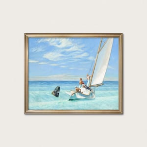 Puede incluir: Pintura enmarcada que representa un velero con una vela blanca y varias personas a bordo, navegando por aguas turquesas bajo un cielo azul con nubes tenues. Una boya negra flota cerca. La pintura está en un marco dorado.