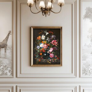 Op de afbeelding: Een rechthoekige ingelijste kunstprint voor aan de muur met een stilleven in donkere tinten van een levendig bloemenboeket in een glazen vaas. Het arrangement bevat roze, witte, oranje en paarse bloemen met groen blad, kleine vruchten en een vlinder.
