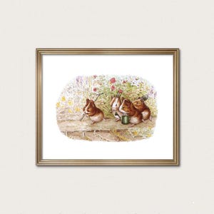 Könnte beinhalten: Ein gerahmter Druck mit einer skurrilen Illustration von vier Meerschweinchen in einem Garten. Ein Meerschweinchen hält eine Harke, während andere eine Gießkanne und andere Gartengeräte bedienen. Das Kunstwerk ist vor einem Hintergrund aus Blumen angeordnet.