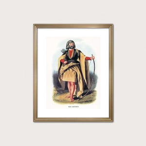 Op de afbeelding: Ingelijste prent van een historische illustratie die een man in traditionele kledij toont, met een boog. De figuur draagt een beige gewaad, rode mouwen en een zwart vest. De tekst "MAC ARTHUR" is onderaan afgedrukt.