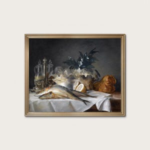 Puede incluir: Pintura enmarcada de naturaleza muerta con dos peces, limones y pan sobre un mantel blanco. Cristalería y un jarrón decorativo con flores. Fondo oscuro y marco dorado.