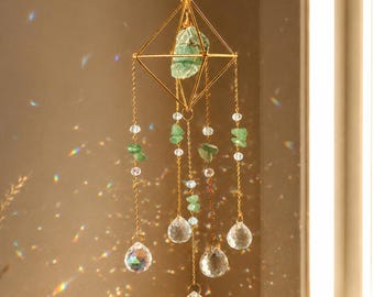 Attrape-soleil en cristal de pierres précieuses brutes, arc-en-ciel personnalisé, décoration de fenêtre personnalisée suspendue, décoration bohème, breloque de jardin, cadeau pour elle