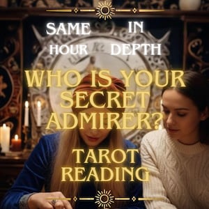 Könnte beinhalten: Werbebild für einen Tarot-Leseservice. Der Text-Overlay lautet: "SAME HOUR RE DEPTH WHO IS YOUR SECRET ADMIRER? TAROT READING." Zwei Frauen sind im Bild zu sehen, mit einer Uhr und Kerzen im Hintergrund.