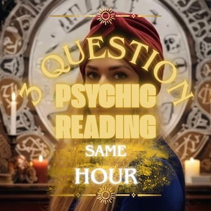 Op de afbeelding: Een vrouw met lang blond haar en een bordeauxrode tulband staat centraal voor een klok. De woorden "QUESTION 1 PSYCHIC READING SAME HOUR" zijn in goud overgelegd. Kaarsen en een decoratieve muur zijn op de achtergrond.