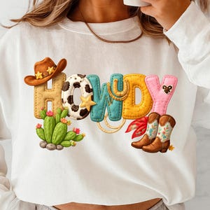 Könnte beinhalten: Weißes Sweatshirt mit einem farbenfrohen "HOWDY"-Motiv. Das Design umfasst einen braunen Cowboyhut, einen schwarz-weißen Kuhfell-Buchstaben "O", einen Kaktus und Cowboy-Stiefel. Die Buchstaben sind in verschiedenen Farben und Texturen gehalten.