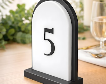 Números de mesa modernos con forma de arco / Letreros de asientos para restaurantes con peso, compuesto de polímero con acabado mate.