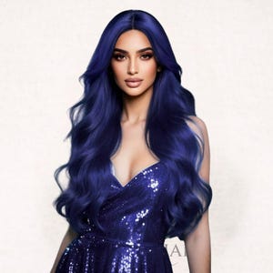 Può includere: Una parrucca lunga e ondulata di colore blu intenso con riga centrale e texture voluminosa. I capelli presentano un colore blu indaco vibrante e uniforme, acconciati in onde morbide e fluide che scendono oltre le spalle.