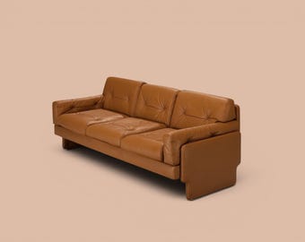 Sofá curvo em couro cor conhaque, sofá de lounge pós-moderno, mobiliário moderno italiano escultural