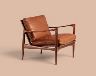 Deense moderne fauteuil | Walnoothout, cognacleer, stoelen uit het midden van de eeuw