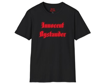 Puede incluir: Una camiseta negra de manga corta con el texto "Innocent Bystander" impreso en una fuente roja de estilo gótico en el pecho. La prenda tiene un cuello redondo y un pequeño logotipo rojo impreso en el interior de la zona del cuello.