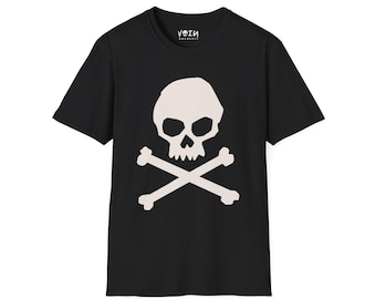 Puede incluir: Una camiseta negra de manga corta con un gráfico grande y centrado de color blanco hueso que representa una calavera con tibias cruzadas. La etiqueta interior del cuello muestra el texto VOIN GARMENTS con un pequeño icono de calavera sobre la palabra VOIN.