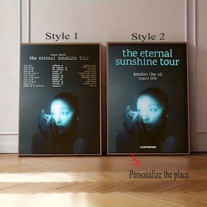 Puede incluir: Dos pósteres rectangulares titulados The Eternal Sunshine Tour con el retrato de una persona iluminada por una luz azul. El estilo 1 enumera fechas y lugares de la gira. El estilo 2 muestra el texto London the O2 August 2026 y Live Nation.