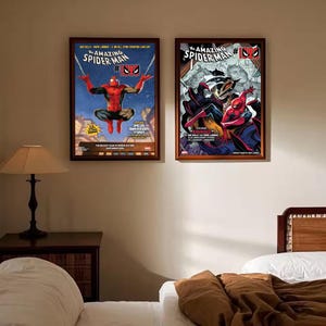 Peut inclure: Deux affiches encadr&eacute;es de bandes dessin&eacute;es de Spider-Man. L'une repr&eacute;sente Spider-Man dans une pose dynamique avec le texte "The Amazing Spider-Man #100". L'autre affiche montre Spider-Man avec d'autres personnages et le texte "Ravaged".