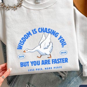 Weirdcore meme Wisdom is achter je aan, maar je bent sneller Silly Goose Sweatshirt Chaotic, wilde dierenhumor Ronde hals Gen Z sarcastisch gezegde