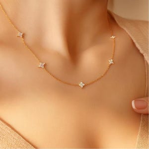 Collier Double Trèfle En Or Plaqué 18K Avec Agate Blanche Et Perle - Neuf Avec étiquettes - Fabriqué En France