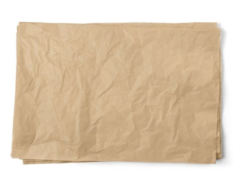 Pode incluir: Uma folha de papel de seda marrom amassado. O papel está amassado e tem um aspecto natural e rústico.