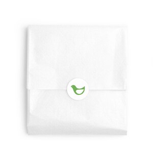 Pode incluir: Envelope de papel branco com um adesivo de um p&aacute;ssaro verde.