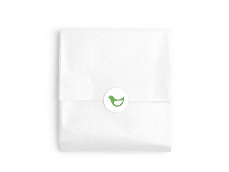 Pode incluir: Envelope de papel branco com um adesivo de um p&aacute;ssaro verde.