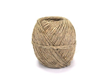 Pode incluir: Uma bola de barbante natural feita de fibras marrons. O barbante é enrolado firmemente e tem uma textura áspera.