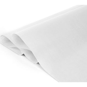 Pode incluir: Papel de seda branco, dobrado em tr&ecirc;s, com uma superf&iacute;cie lisa e ligeiramente texturizada.