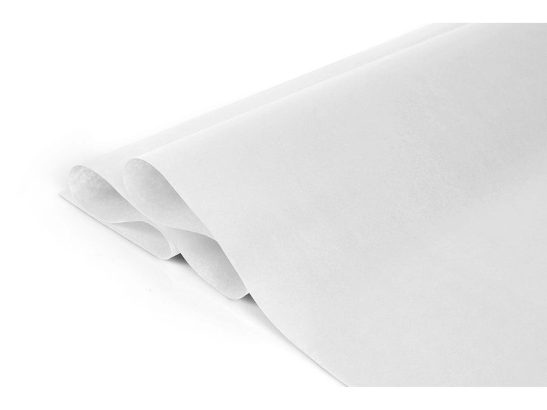 Pode incluir: Papel de seda branco, dobrado em tr&ecirc;s, com uma superf&iacute;cie lisa e ligeiramente texturizada.
