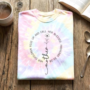 Camiseta tie-dye con Proverbios 31:28, camiseta con versículo bíblico de la Madre Bendita, regalo religioso bohemio para mamá