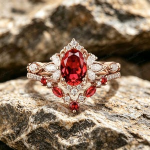 Conjunto de anillos ovalados con rubíes y diseño floral / Anillo de compromiso vintage de oro rosa / Alianza de boda apilable estilo art déco / Regalo romántico para novias / Joyería fina