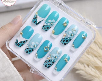 Uñas postizas cuadradas con estampado floral degradado en tono verde azulado y detalles de leopardo – Set hecho a mano
