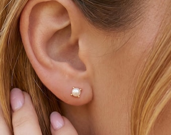 Boucles d'oreilles en or 18 carats, clous d'oreilles minimalistes en perles fines, élégants clous d'oreilles en or de tous les jours, cadeau pour elle