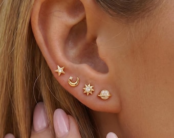 Ensemble de 4 boucles d'oreilles célestes en or 18 carats, motif étoile, lune, soleil et Saturne, bijou délicat pour cartilage, cadeau pour elle