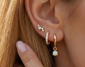 Parure d'oreilles plaquée or 18 carats, clous CZ opale et créoles Huggie, bijoux d'oreilles superposés délicats, cadeau minimaliste pour elle