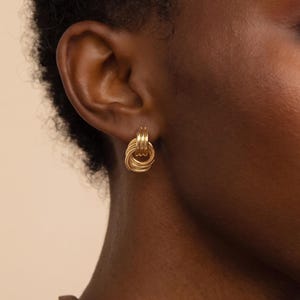 Boucles d'oreilles puces en plaqué or 18 carats, puces à double anneau noué, boucles d'oreilles minimalistes bicolores, bijoux modernes et délicats pour tous les jours