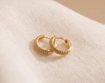 Boucles d'oreilles créoles épaisses pavées en plaqué or 18 carats, créoles texturées et scintillantes, boucles d'oreilles minimalistes et délicates en or
