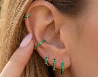 Paire de boucles d'oreilles créoles empilées CZ émeraude en or 18 carats, créoles en cartilage pavé, cadeau bijou vert minimaliste délicat pour elle