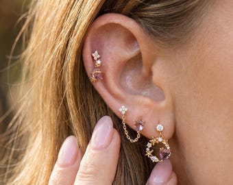 Conjunto de pendientes apilables de circonita cúbica morada chapados en oro de 18 quilates, pendientes de cadena con forma de corazón delicado, pendientes de botón con forma de flor y pendientes trepadores de aro. Regalo de joyería de 4 piezas.