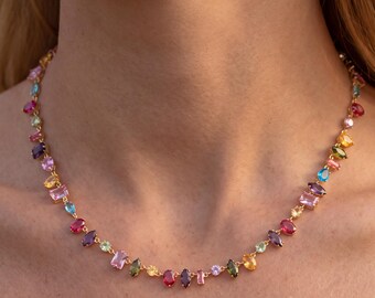 Collier en plaqué or 18 carats orné de zirconiums cubiques géométriques colorés, bijou élégant et raffiné.