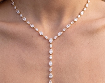 Collier géométrique en plaqué or 18 carats, orné de zirconiums cubiques transparents. Collier à maillons en pierre précieuse transparente, style moderne et élégant.