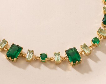 Collier en plaqué or 18 carats, orné de zirconiums cubiques verts à motifs géométriques et de pierres vertes de tailles variées. Bijou délicat et raffiné, idéal comme cadeau pour elle.