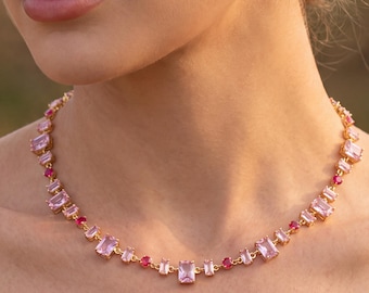 Collier géométrique en or 18 carats avec zircon rose, orné de pierres précieuses roses, bijou élégant à superposer.