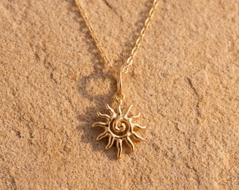 Collier pendentif soleil en plaqué or 18 carats, collier à breloque soleil abstraite, collier céleste à texture martelée, bijou délicat à superposer