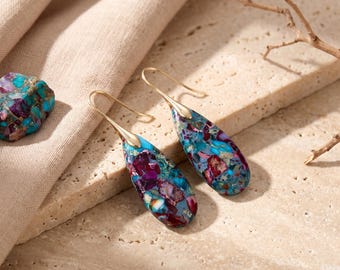 Boucles d'oreilles pendantes en plaqué or 18 carats, ornées de pierres naturelles multicolores bleues, style bohème. Bijoux bohèmes.