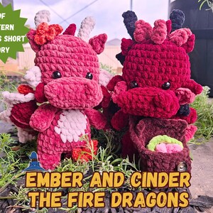 Puede incluir: Dos juguetes de dragón de ganchillo de felpa, uno en tonos rosa y blanco y el otro en rojo oscuro y negro, con ojos de seguridad negros. El texto en la imagen dice: PDF PATTERN & BONUS SHORT STORY, EMBER AND CINDER THE FIRE DRAGONS.