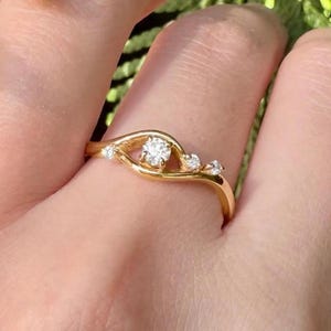 Anillo de boda de diamantes con diseño de onda curva en oro de 14k, anillo apilable con contorno único, banda de moissanita pavé en forma de chevrón, anillo de novia moderno, regalo de aniversario