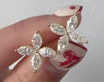 Orecchini a bottone con fiore di moissanite, oro 14 carati, quattro pietre minimaliste