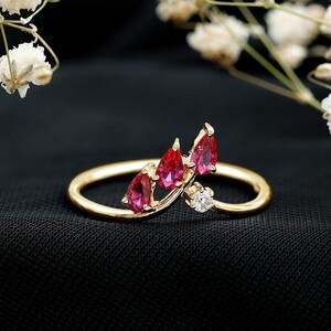 Anillo con protección de rubí cultivado en laboratorio certificado con diamante, anillo de plata de ley y oro macizo de 18 quilates, anillo en forma de V, elegante anillo apilable.