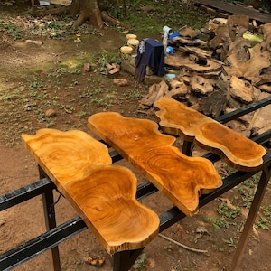 Prateleira de parede em teca com borda natural, prateleira flutuante artesanal em madeira maciça, decoração de parede rústica e orgânica, prateleira de madeira natural. imagem 15
