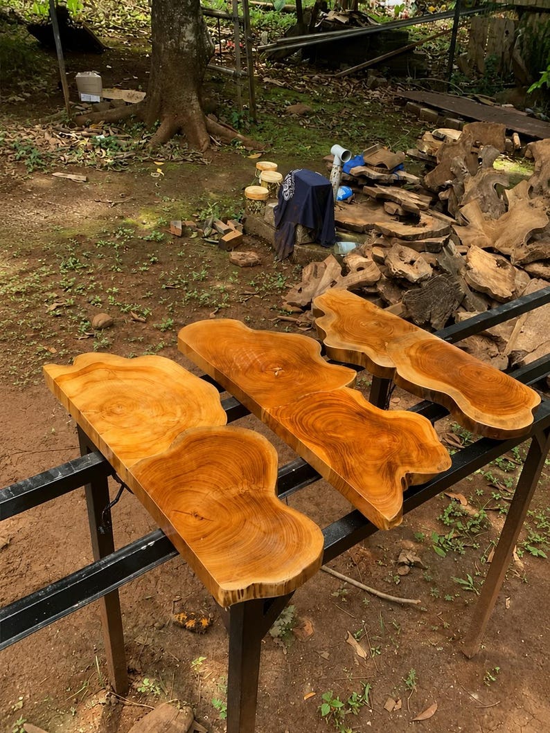 Prateleira de parede em teca com borda natural, prateleira flutuante artesanal em madeira maciça, decoração de parede rústica e orgânica, prateleira de madeira natural. imagem 15
