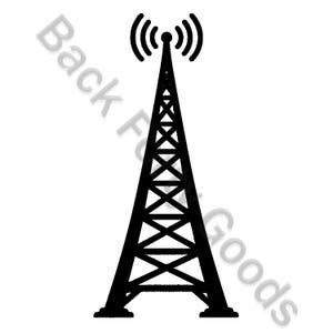 Peut inclure: Silhouette noire d'une tour de communication avec un symbole de signal en haut. La tour a une structure en treillis et se détache sur un fond blanc. Les mots "Back For Goods" sont imprimés en diagonale sur l'image.